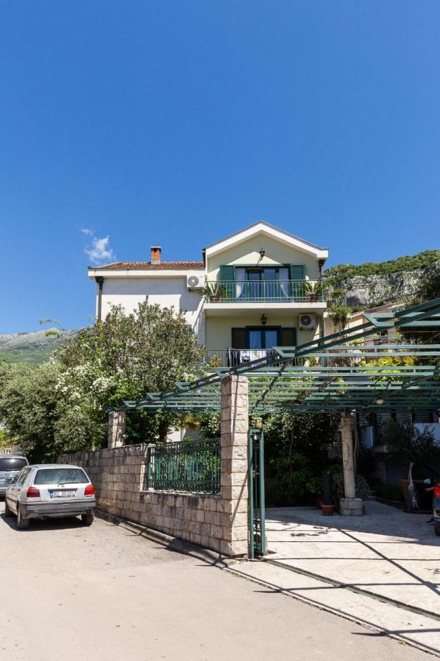 TOP PONUDA! Kuća 285m² sa tri stana u Budvi, Podkošljun – 500m od mora, odlična investicija, MOGUĆNO