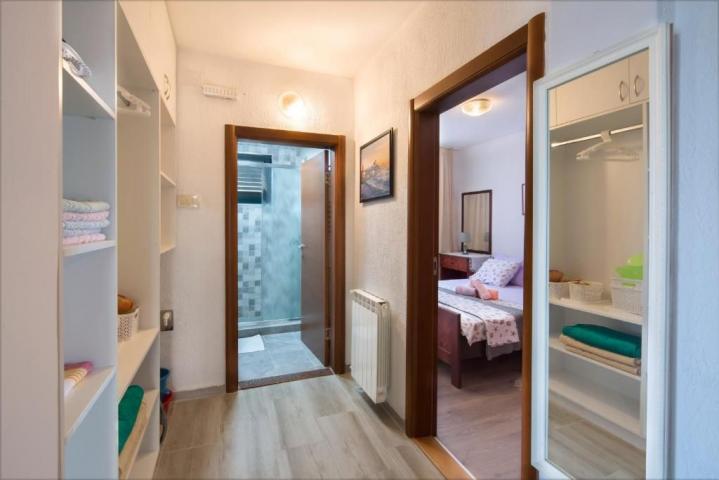 TOP PONUDA! Kuća 285m² sa tri stana u Budvi, Podkošljun – 500m od mora, odlična investicija, MOGUĆNO