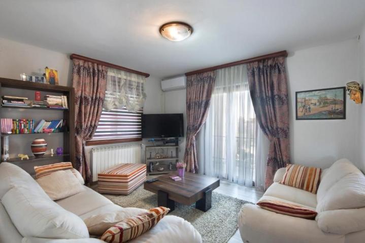 TOP PONUDA! Kuća 285m² sa tri stana u Budvi, Podkošljun – 500m od mora, odlična investicija, MOGUĆNO