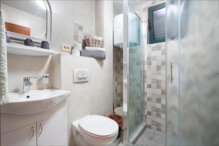TOP PONUDA! Kuća 285m² sa tri stana u Budvi, Podkošljun – 500m od mora, odlična investicija, MOGUĆNO