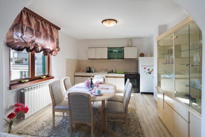 TOP PONUDA! Kuća 285m² sa tri stana u Budvi, Podkošljun – 500m od mora, odlična investicija, MOGUĆNO