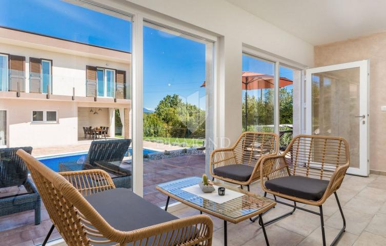 LABIN, KUĆA S BAZENOM NA MIRNOJ LOKACIJI