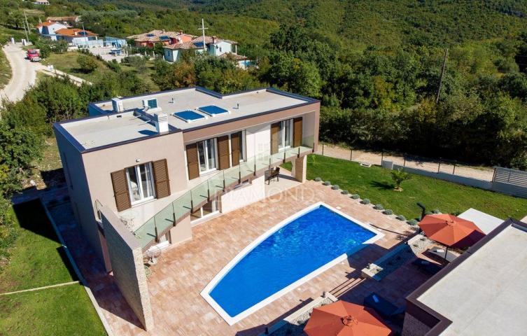 LABIN, KUĆA S BAZENOM NA MIRNOJ LOKACIJI