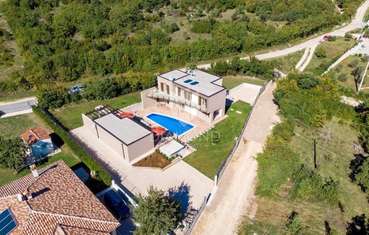 LABIN, KUĆA S BAZENOM NA MIRNOJ LOKACIJI