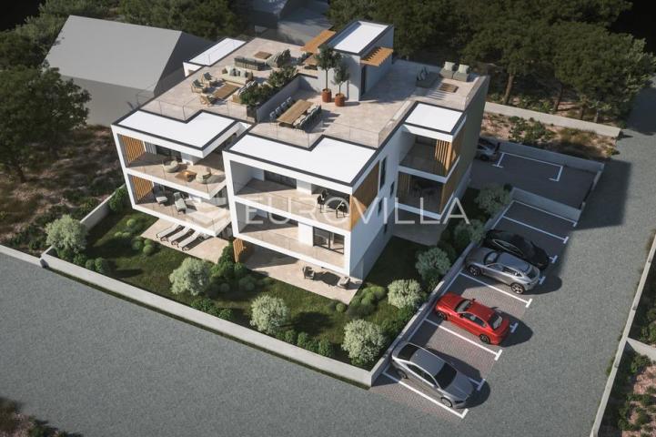 Vodice, jednosoban stan s natkrivenom terasom u prizemlju