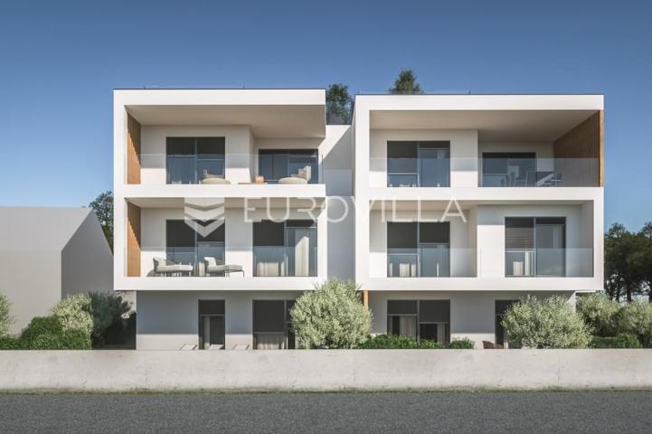 Vodice, jednosoban stan s natkrivenom terasom u prizemlju
