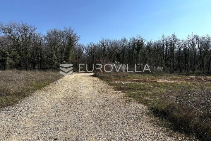 Istra, Višnjan, atraktivno građevinsko zemljište s pogledom na more i stari grad