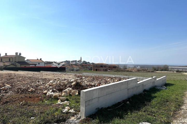 Istra, Višnjan, atraktivno građevinsko zemljište s pogledom na more i stari grad