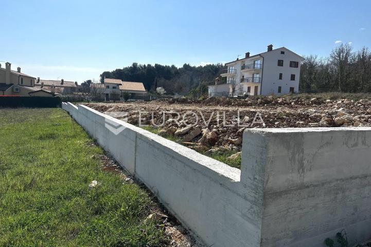 Istra, Višnjan, atraktivno građevinsko zemljište s pogledom na more i stari grad