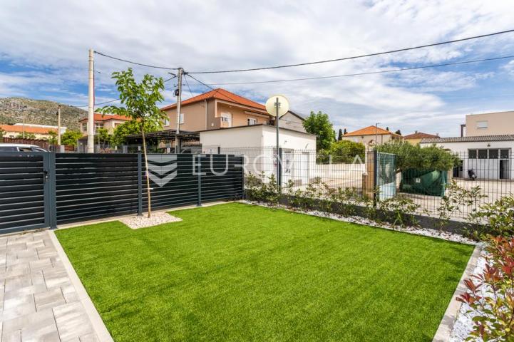 Trogir, prizemnica s vrtom i dva parkirna mjesta, prvo useljenje