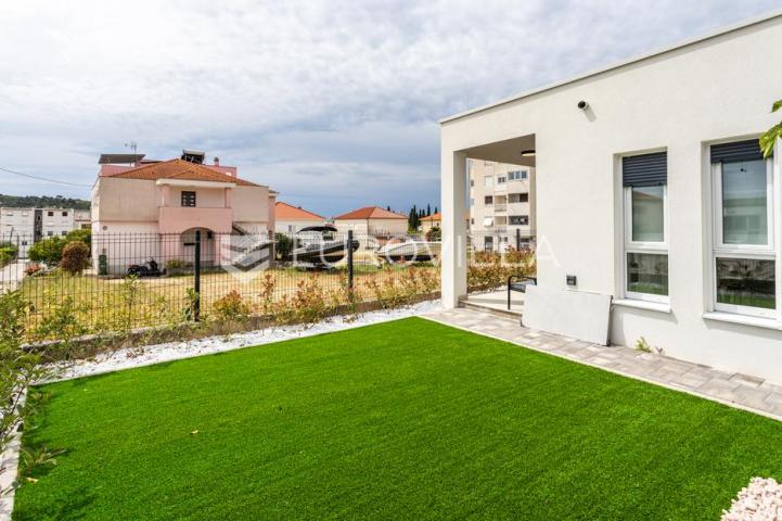 Trogir, prizemnica s vrtom i dva parkirna mjesta, prvo useljenje