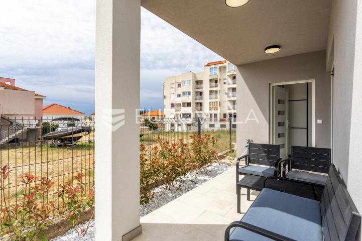 Trogir, prizemnica s vrtom i dva parkirna mjesta, prvo useljenje