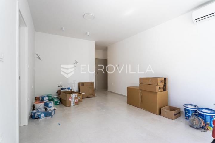 Vodice, dvosoban stan s prostranom terasom u prizemlju