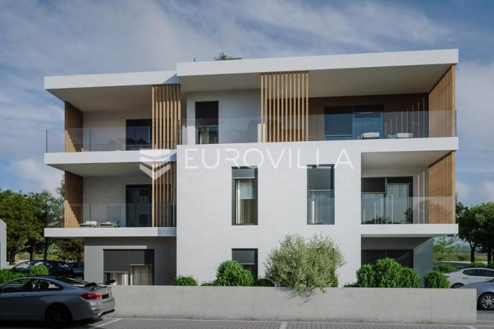 Vodice, dvosoban stan s prostranom terasom u prizemlju