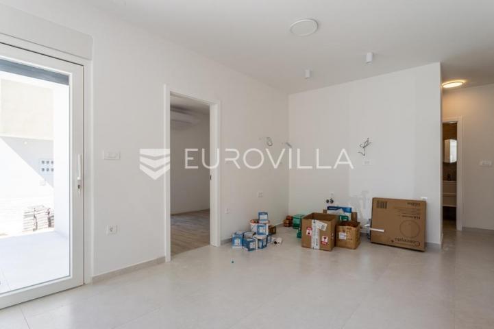 Vodice, dvosoban stan s prostranom terasom u prizemlju