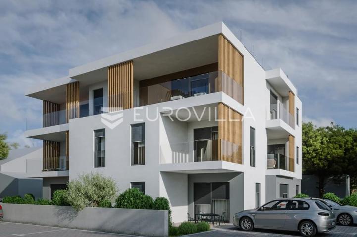 Vodice, dvosoban stan s prostranom terasom u prizemlju