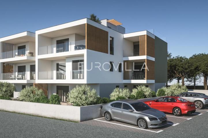 Vodice, dvosoban stan s vrtom u prizemlju