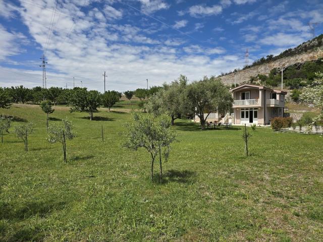 Kuća, 180m2, na placu od 6318m2, Smokovac, Podgorica