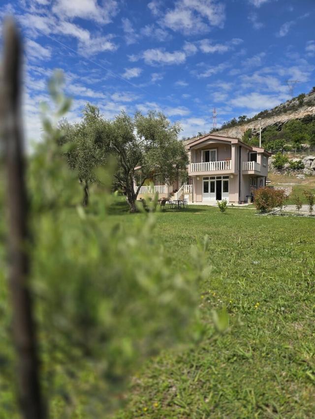 Kuća, 180m2, na placu od 6318m2, Smokovac, Podgorica