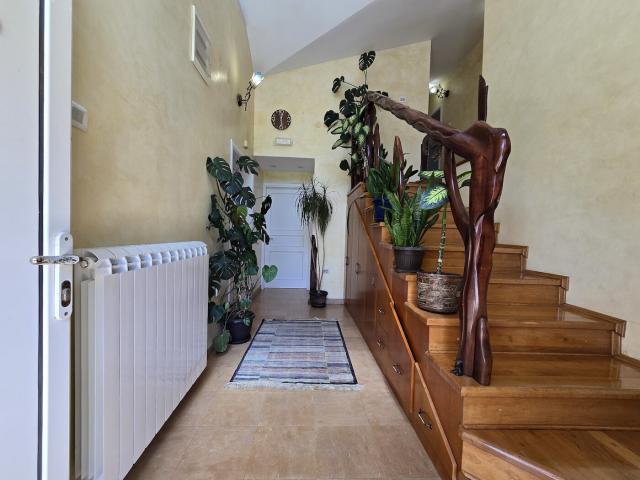 Kuća, 180m2, na placu od 6318m2, Smokovac, Podgorica