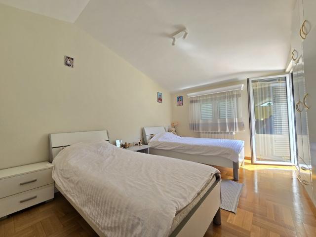 Kuća, 180m2, na placu od 6318m2, Smokovac, Podgorica