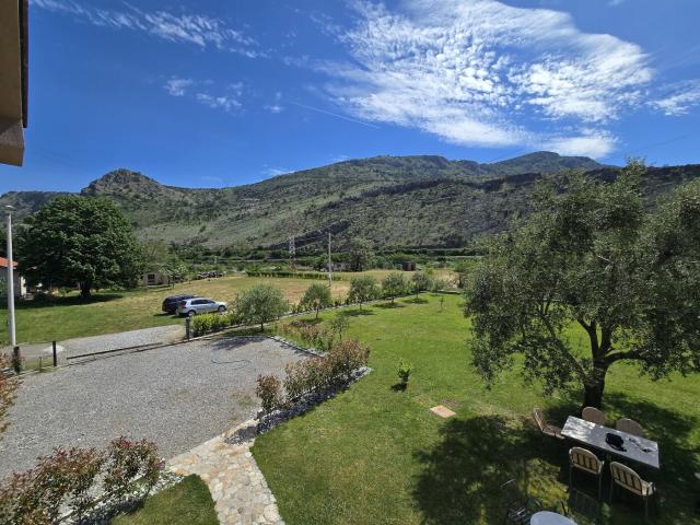 Kuća, 180m2, na placu od 6318m2, Smokovac, Podgorica
