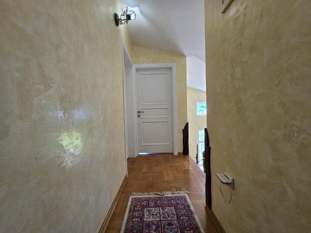 Kuća, 180m2, na placu od 6318m2, Smokovac, Podgorica