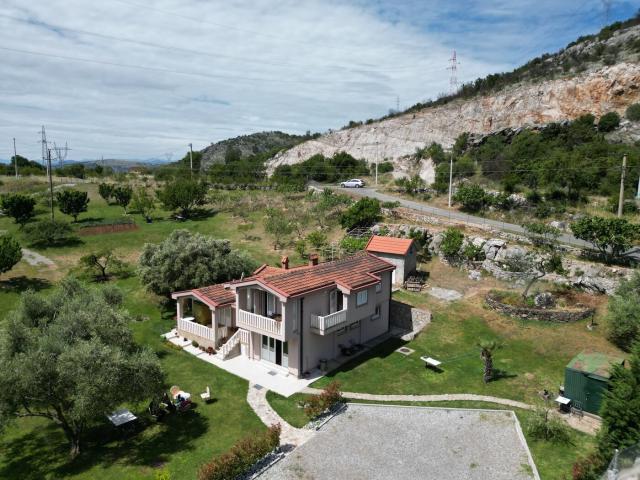 Kuća, 180m2, na placu od 6318m2, Smokovac, Podgorica