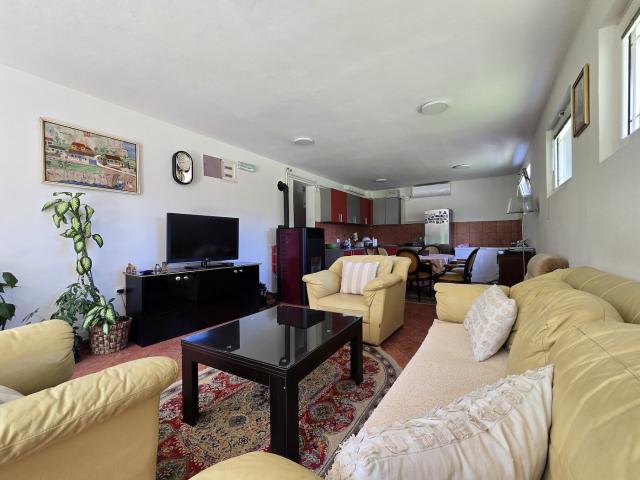Kuća, 180m2, na placu od 6318m2, Smokovac, Podgorica