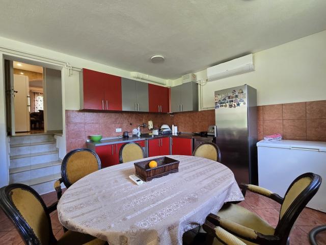 Kuća, 180m2, na placu od 6318m2, Smokovac, Podgorica