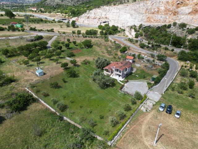 Kuća, 180m2, na placu od 6318m2, Smokovac, Podgorica
