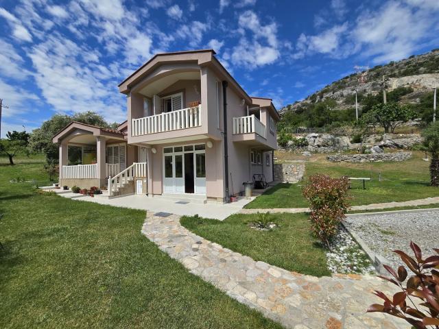 Kuća, 180m2, na placu od 6318m2, Smokovac, Podgorica