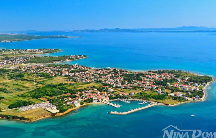 PRIVLAKA- Građevinsko zemljište 715 m2-Mirna  Lokacija- 600 m od mora