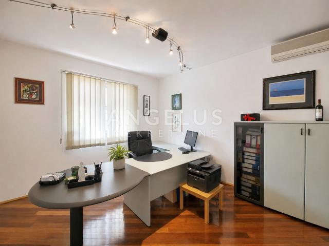 Dubrovnik, Gruž – stan površine 85 m² u centru grada (idealno za uredske i slične djelatnosti) PRODA