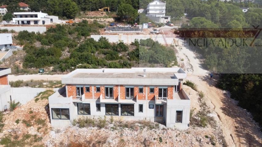 Imotski vila (roh-bau) 390 m2 vrhunska lokacija - ekskluziva