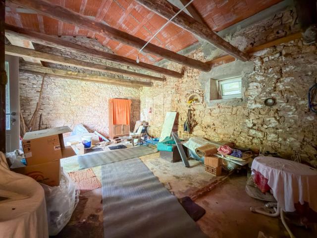 BARBAN, djelomično renovirana istarska kuća u nizu 