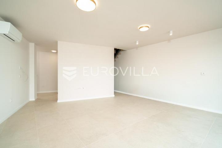 Zadar, Privlaka, luksuzni dvoetažni dvosoban stan 1. red do mora, 85,05 m²