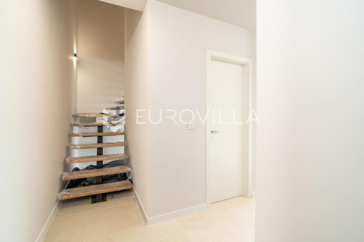 Zadar, Privlaka, luksuzni dvoetažni dvosoban stan 1. red do mora, 85,05 m²