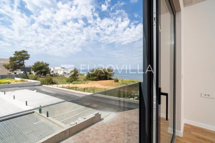 Zadar, Privlaka, luksuzni dvosoban stan 1. red do mora, 92,80 m²
