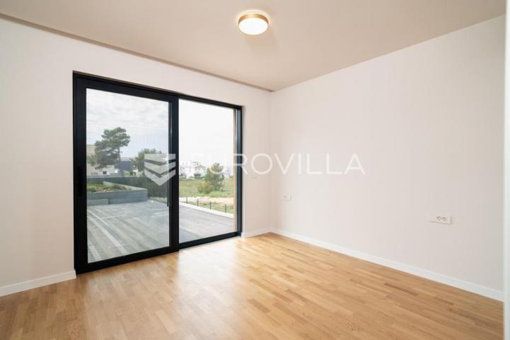 Zadar, Privlaka, luksuzni dvosoban stan 1. red do mora, 92,80 m²