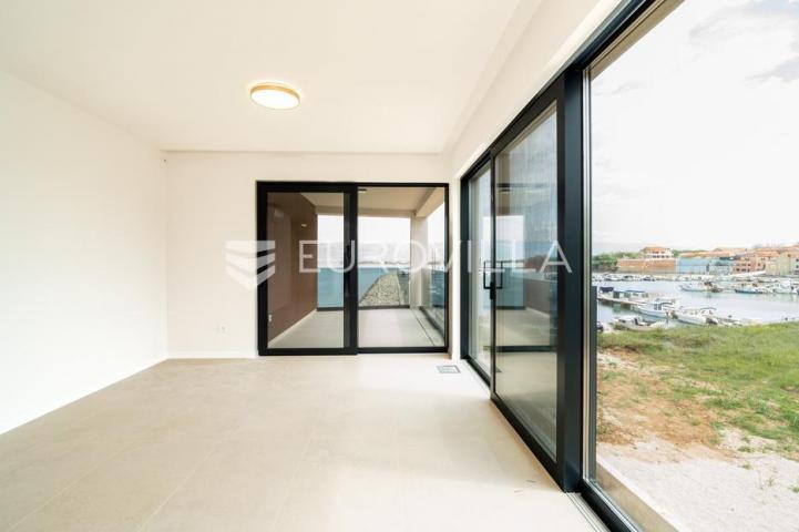 Zadar, Privlaka, luksuzni dvosoban stan 1. red do mora, 92,80 m²