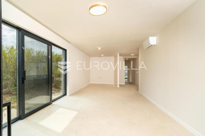 Zadar, Privlaka, luksuzni dvosoban stan 1. red do mora, 92,80 m²