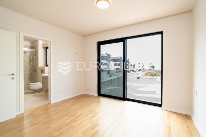 Zadar, Privlaka, luksuzni dvosoban stan 1. red do mora, 92,80 m²