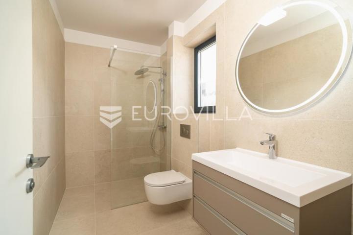 Zadar, Privlaka, luksuzni dvosoban stan 1. red do mora, 92,80 m²