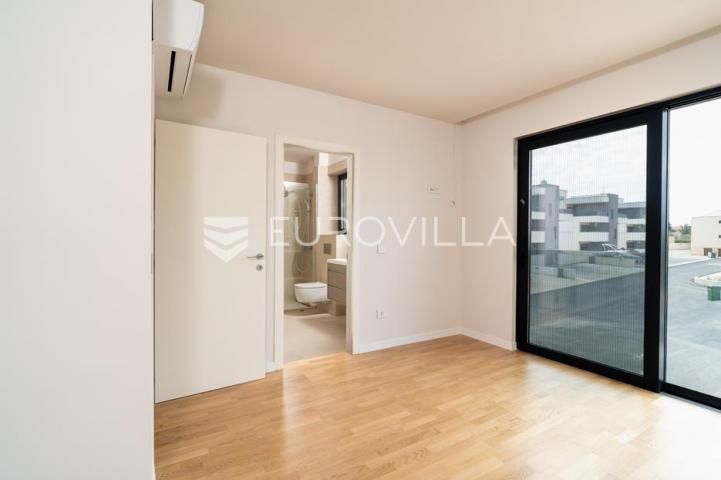 Zadar, Privlaka, luksuzni dvosoban stan 1. red do mora, 92,80 m²