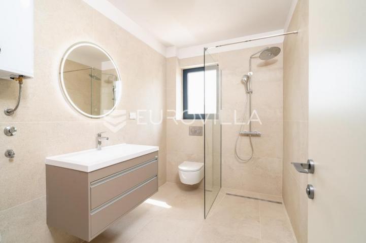 Zadar, Privlaka, luksuzni dvosoban stan 1. red do mora, 92,80 m²