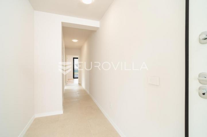 Zadar, Privlaka, luksuzni dvosoban stan 1. red do mora, 92,80 m²