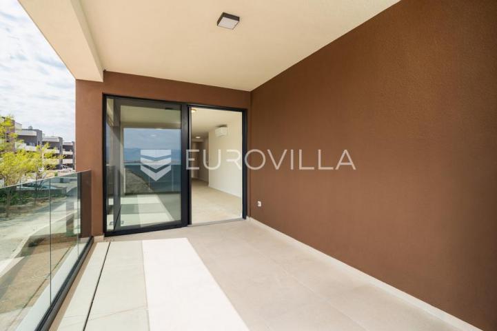 Zadar, Privlaka, luksuzni dvosoban stan 1. red do mora, 92,80 m²