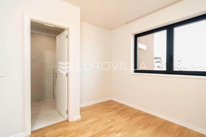 Zadar, Privlaka, luksuzni dvosoban stan 1. red do mora, 85,57 m²