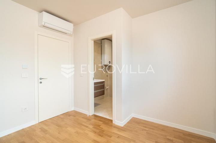 Zadar, Privlaka, luksuzni dvosoban stan 1. red do mora, 85,57 m²